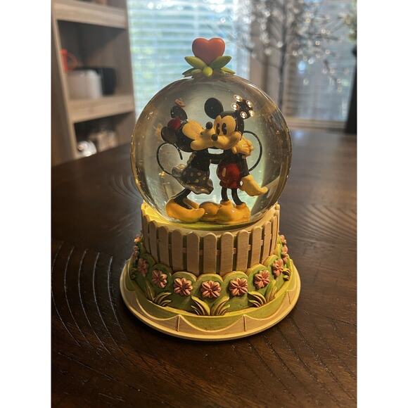 Hallmark Disney A Kiss For Mickey Minnie Wonders Within Collection Snow Globe - Picture 1 of 16